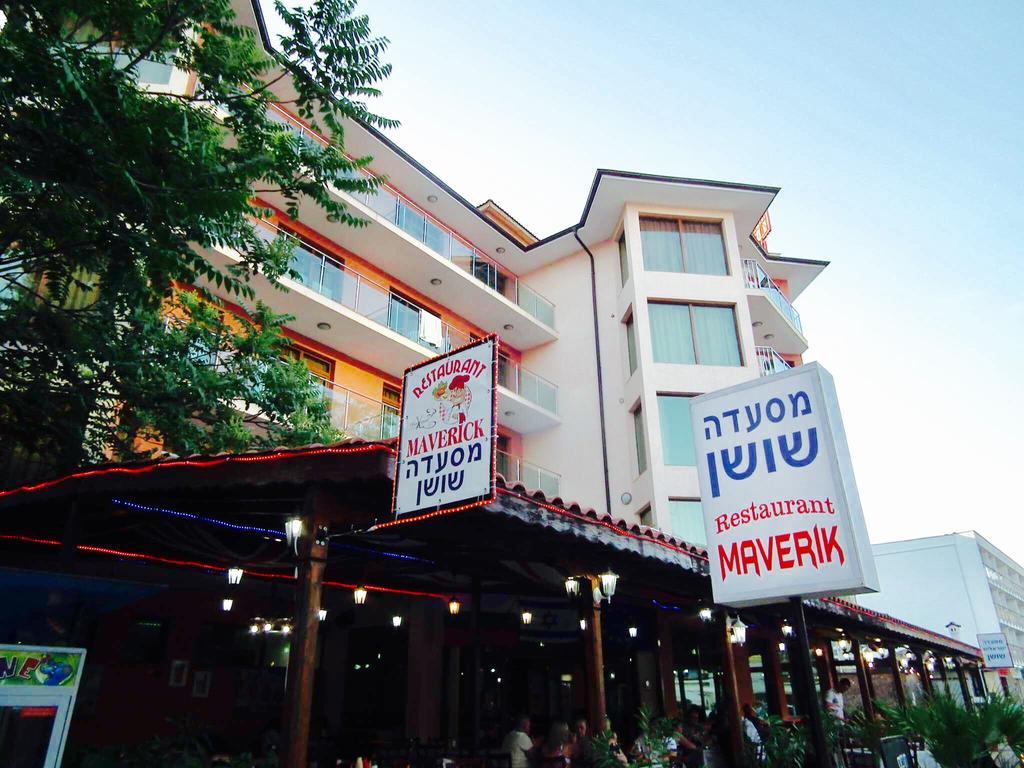 Maverick Hotel Napospart Kültér fotó